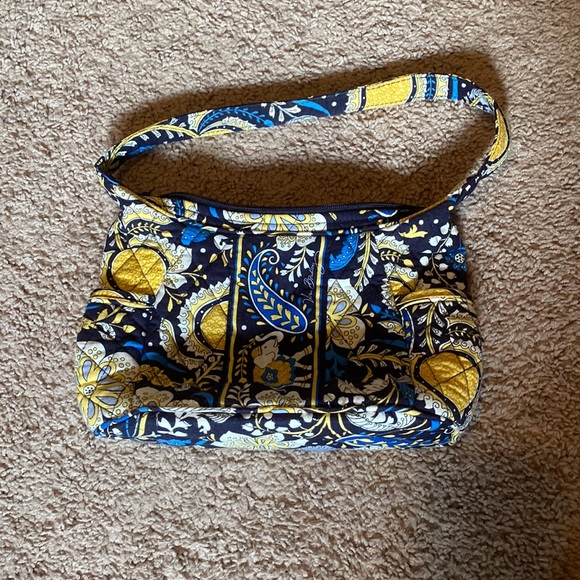Vera Bradley Handbags - Small Vera Bradley purse with side pockets